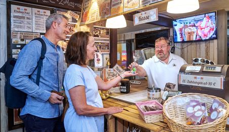 Im Bonbonladen warten unterschiedliche Süßigkeiten auf Käufer.
