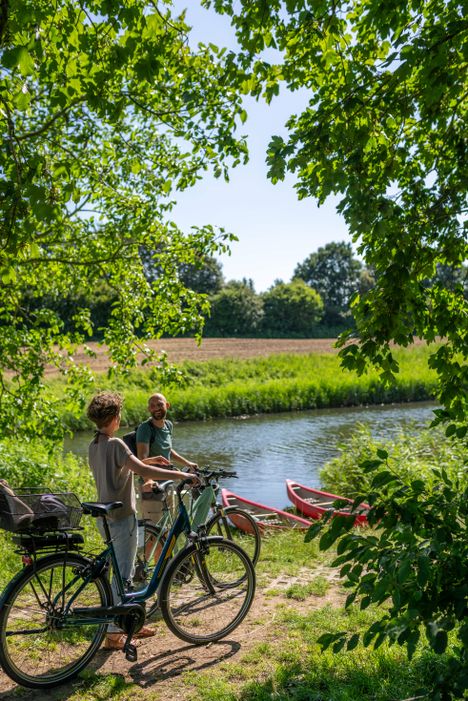 Zwei Radfahrer am Wasser