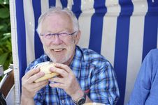 Mann isst ein Fischbrötchen