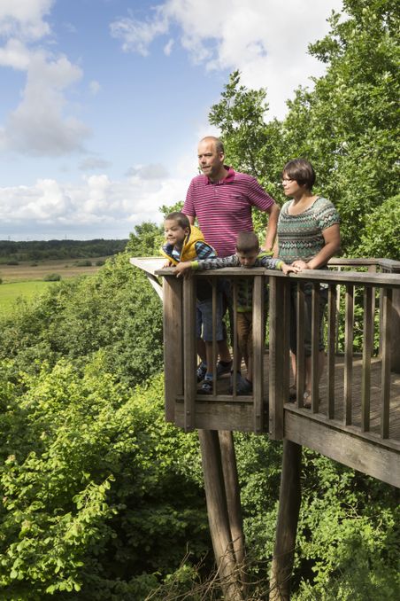 Familie auf Aussichtsplattform