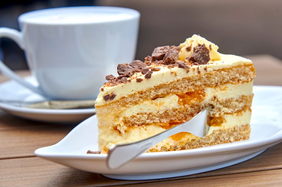 Ein Tortenstück mit einer Tasse Kaffee