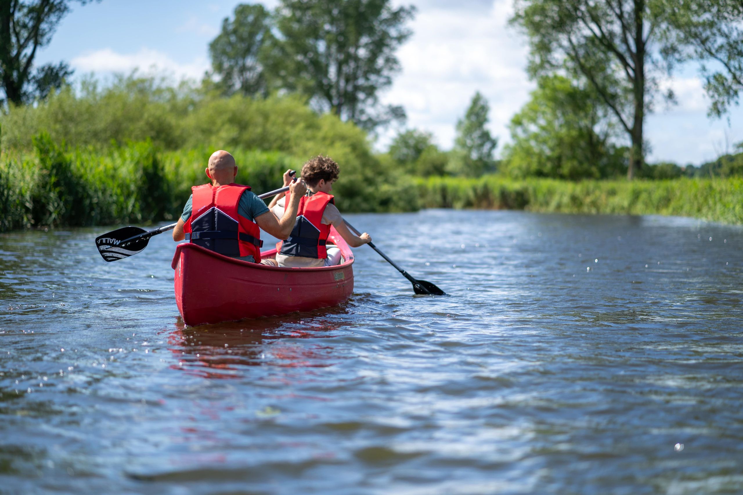 Zwei Personen im Kanu auf dem Wasser