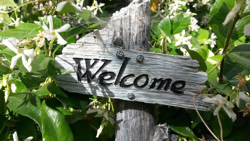 Holzschild mit dem Wort "Welcome" 