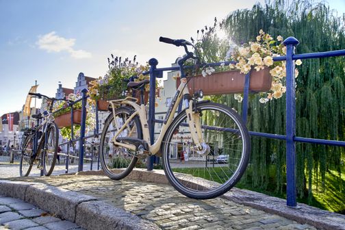 Fahrräder stehen auf einer Brücke an ein Geländer angelehnt