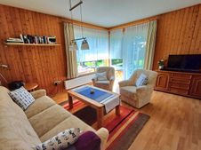 Wohnzimmer mit Sitzgelegenheiten