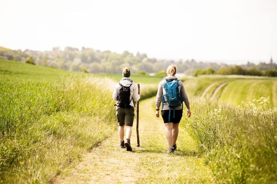 Zwei Frauen wandern im Grünen