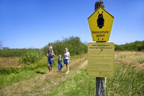 Familie wandert im Naturschutzgebiet