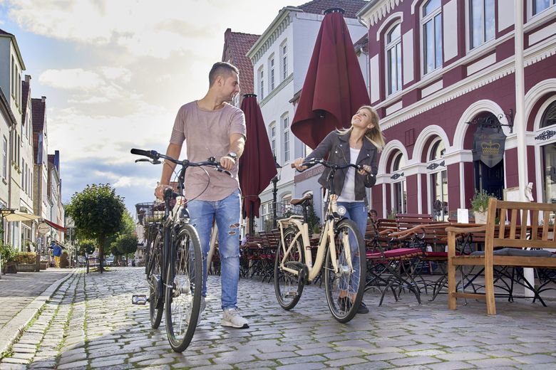 Zwei Radfahrer gehen durch Friedrichstadt