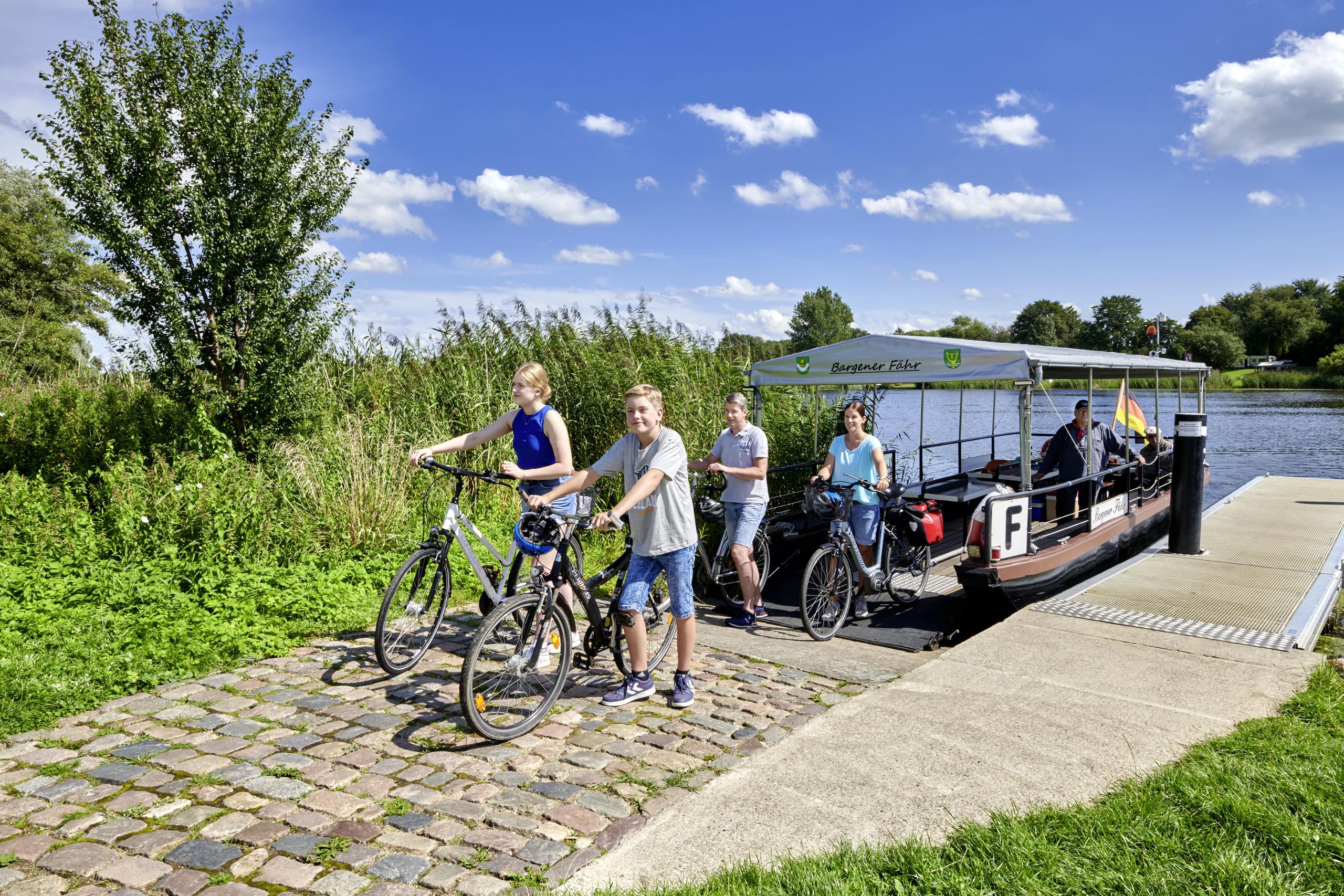 Im Sommer kann man mit der Bargener Fähre die Eider überqueren
