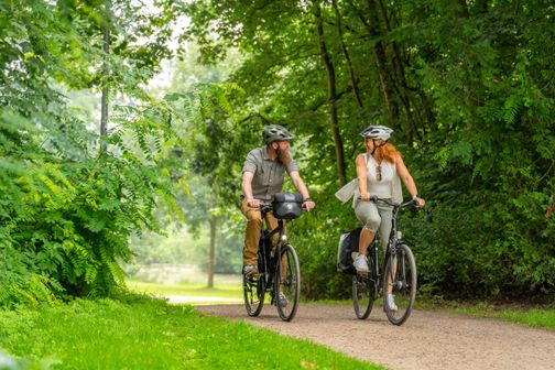 Zwei Radfahrer im Wald unterwegs