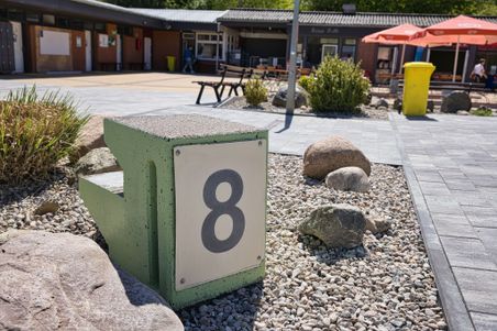 Neben einem Kiosk gibt es viele Sitzmöglichkeiten und ein großzügiges Gelände im Geestlandbad Kropp.