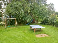 Schaukel und Tischtennisplatte im Garten