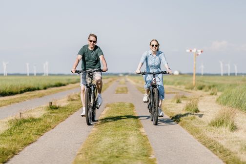 Zwei Radfahrer auf dem flachen Land