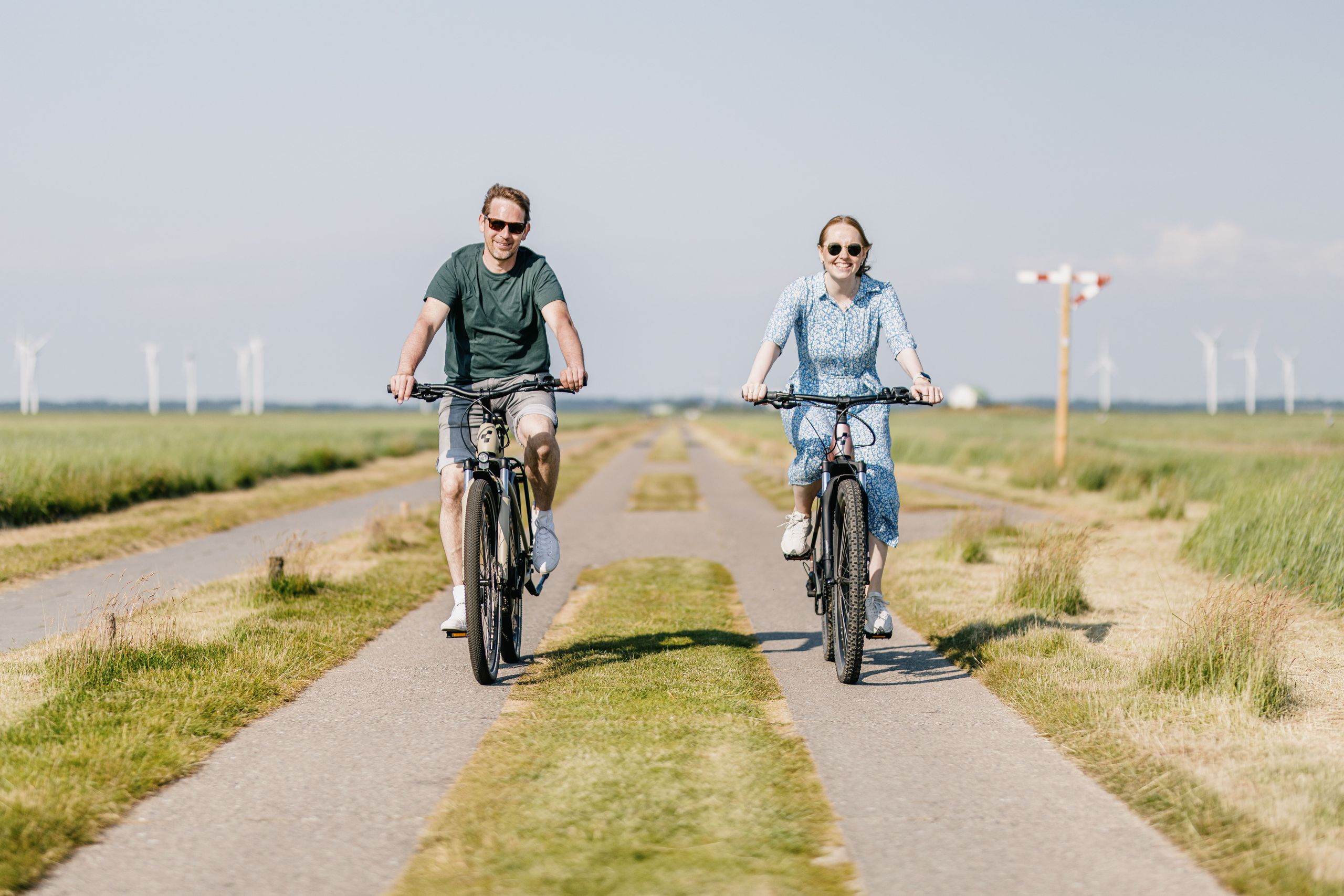 Zwei Radfahrer auf dem flachen Land