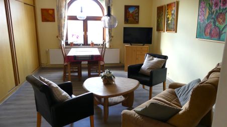 Sitzecke mit Sofa und Sessel, Esstisch, TV