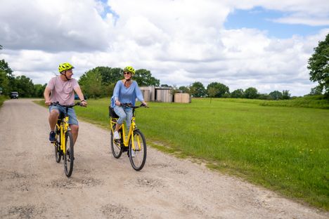 Zwei Radfahrer mit dem Arnkielpark im Hintergrund
