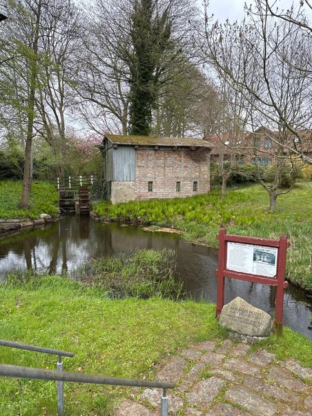 Die Wassermühle wurde schon sehr früh erwähnt und ist ideal für einen kurzen Abstecher.