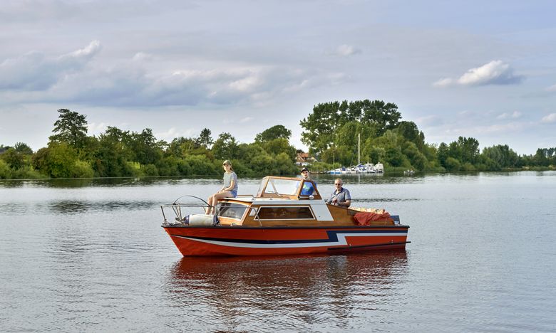 Familie auf einem Boot auf dem Wasser