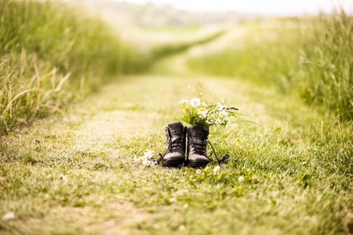 Wanderschuhe auf einem Feld