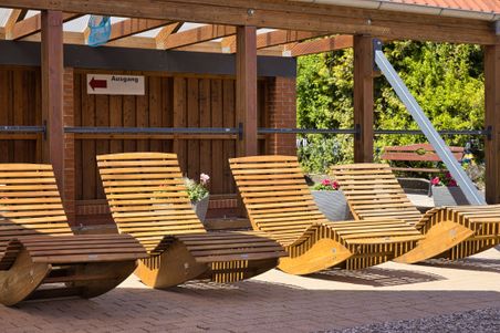 Gemütliche Sitzmöglichkeiten sorgen für die nötige Erholung zwischendurch im Geestlandbad Kropp.
