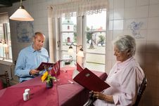 Ein Pärchen schaut sich im Restaurant die Speisekarte an