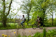 Zwei Radfahrer auf der Straße