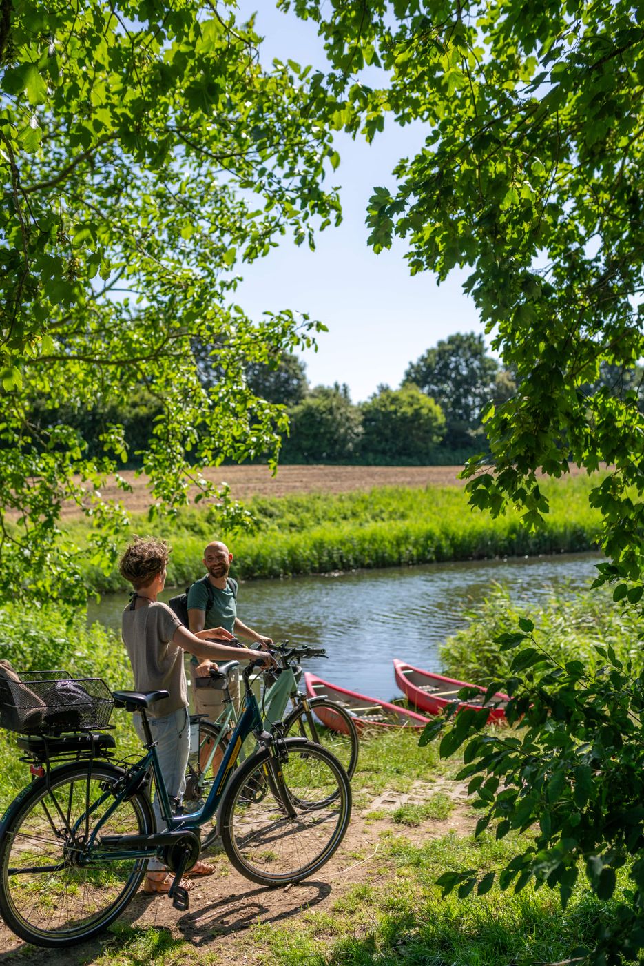 Zwei Radfahrer am Wasser