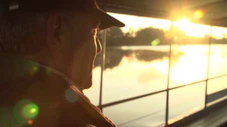 Mann auf der Fähre im Abendlicht