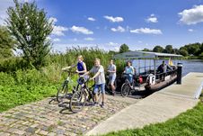Familie mit Rad kommt von der Fähre an Land