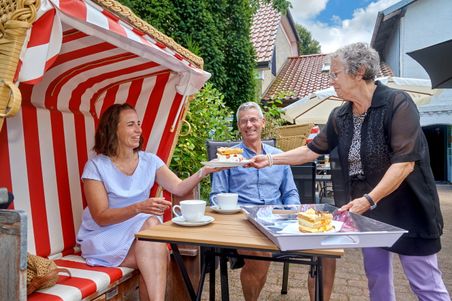 Leckere hausgemachte Torten auf der Terrasse genießen.