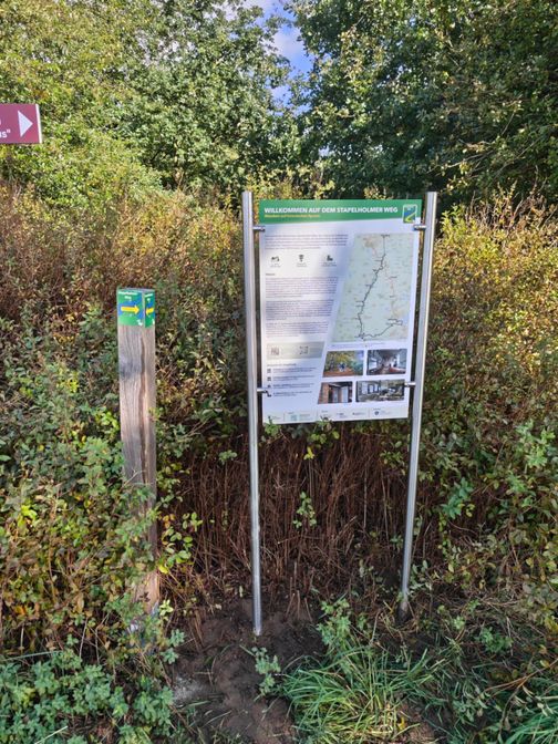 zwei Schilder über das Wandern in der Natur
