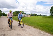 Zwei Radfahrer mit dem Arnkielpark im Hintergrund