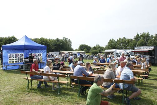 Viele Menschen sitzen vor einer Bühne