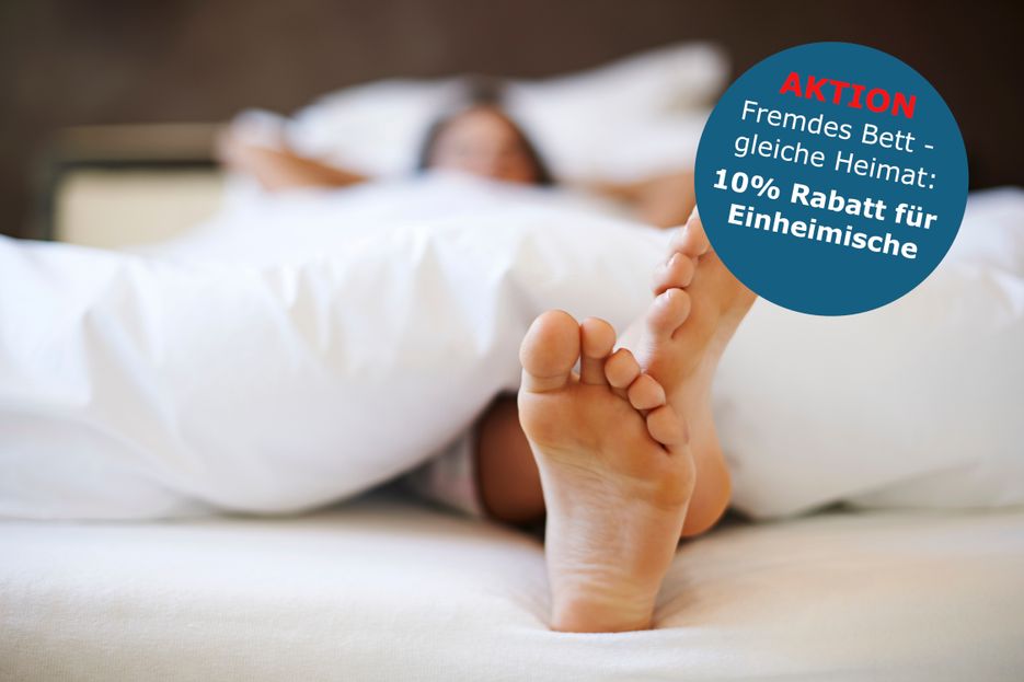 Frau schläft im Bett