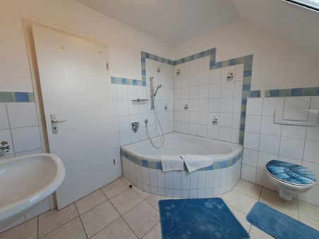Bad mit Badewanne