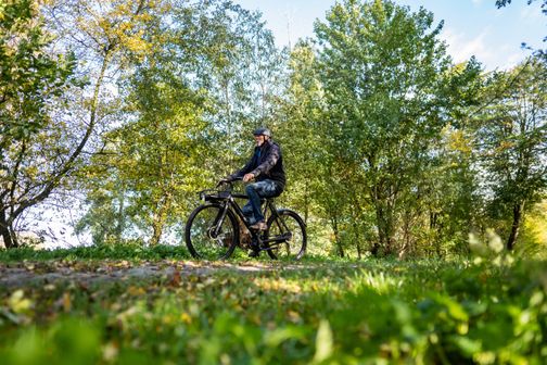 Radfahrer im Grünen unterwegs
