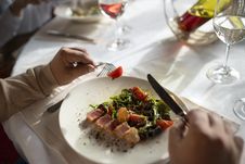 Teller mit einem Gericht in einem Restaurant