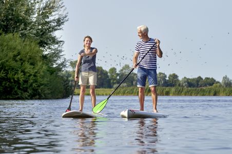 Zwei Personen auf SUPs