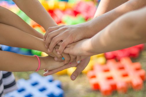 viele Händer übereinander
