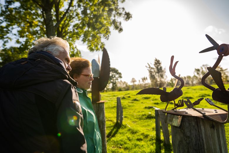 Zwei Personen gucken sich Kunst im Freien an