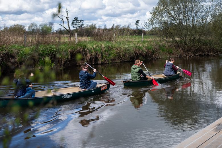 Zwei Kanus mit jeweils zwei Personen paddeln auf dem Wasser