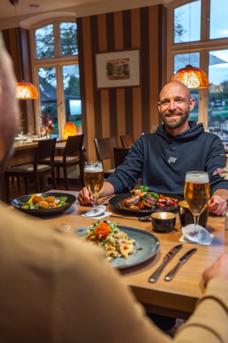 Abendessen im Restaurant mit zwei Männern