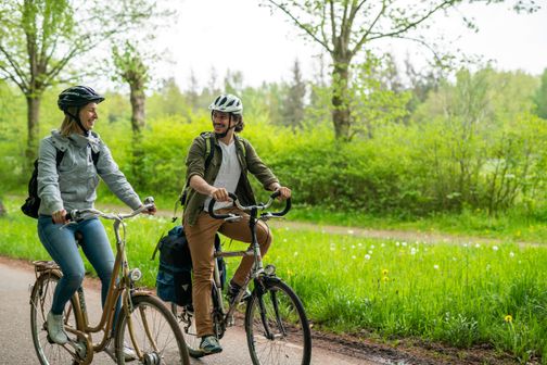 Zwei Radfahrer auf der Straße
