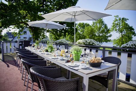ein gedeckter Frühstückstisch auf einer Terrasse