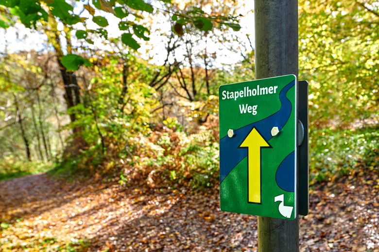 Schild vom Stapelholmer Weg an einem Wanderweg