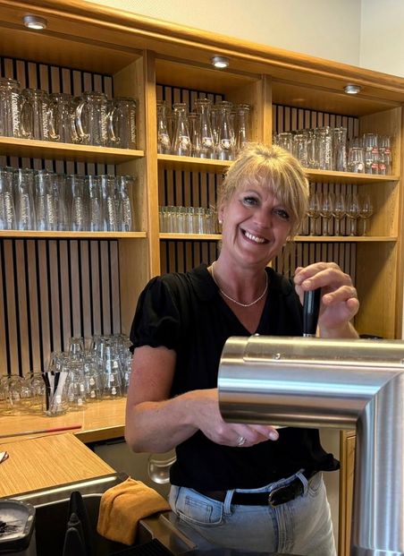 Die Chefin steht hinter dem Zapfhahn und sorgt für kühle Getränke.