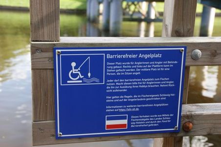 Schild "Barrierefreier Angelsteg"