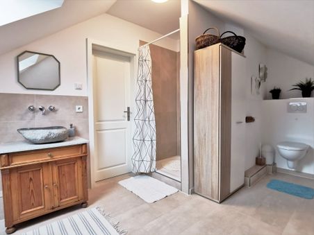 Dusche, WC und Waschtisch