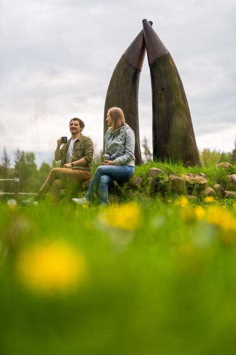 Pärchen macht Pause am Ochsenweg-Denkmal