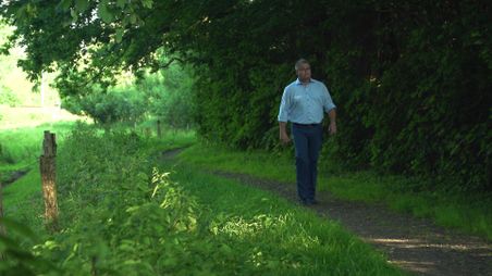 Mann bei einer Wanderung